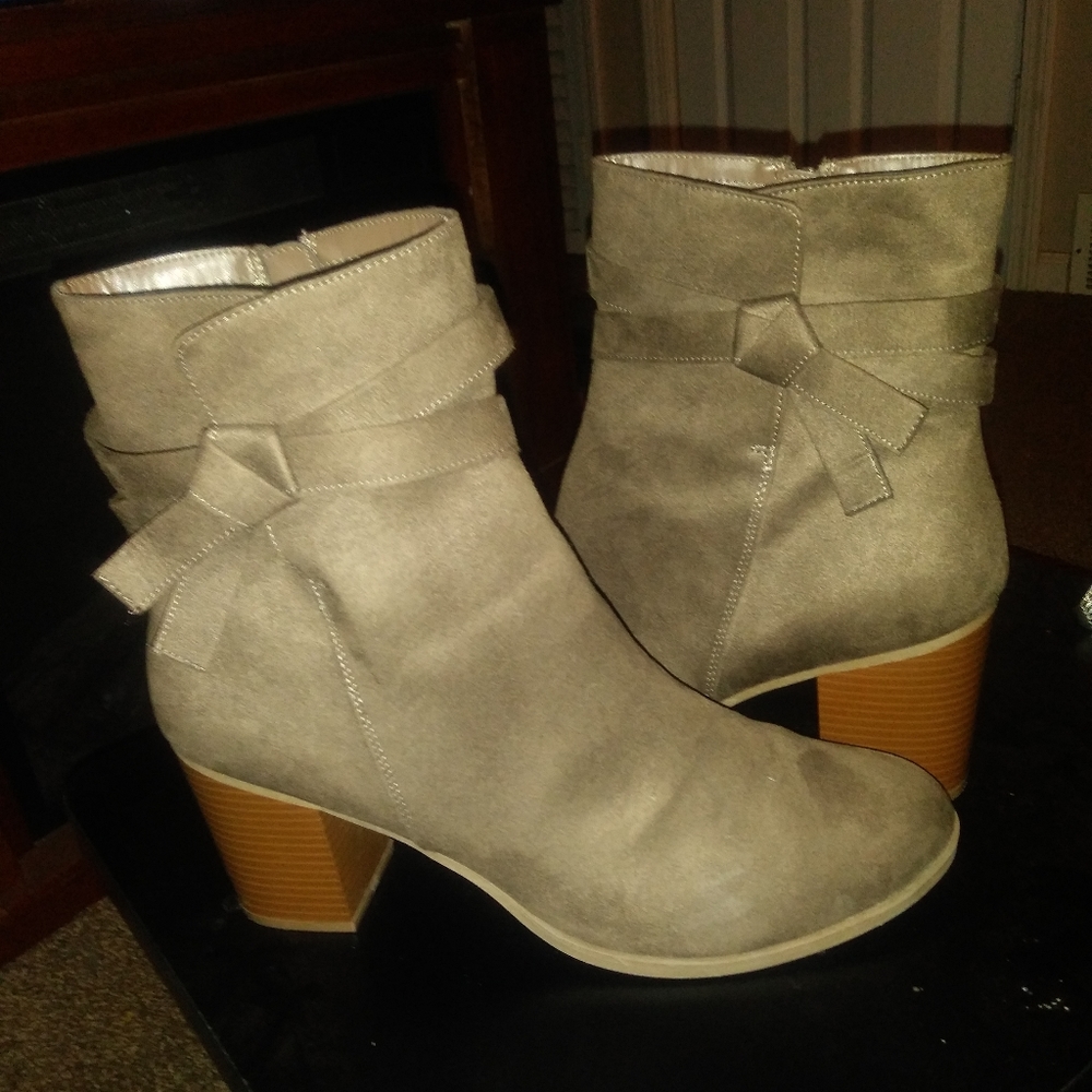 American Eagle Boots Size 13